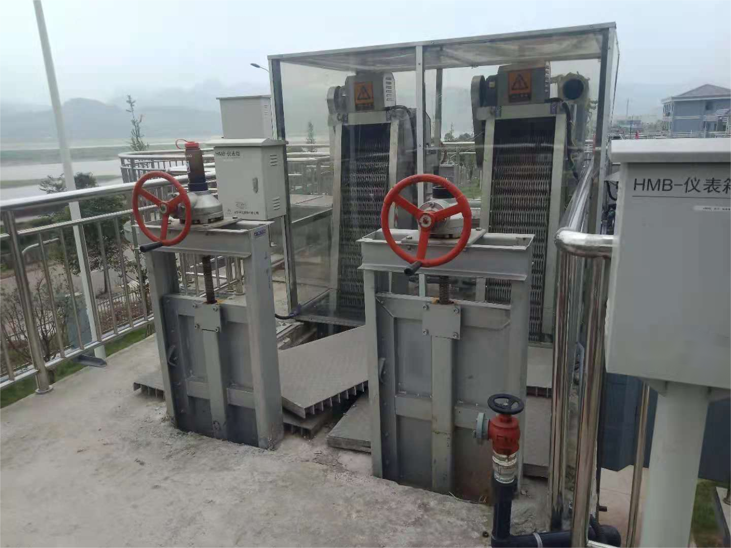 ?山東地衛環?？萍加邢薰敬蛟旄咝Щ剞D式格柵除污機